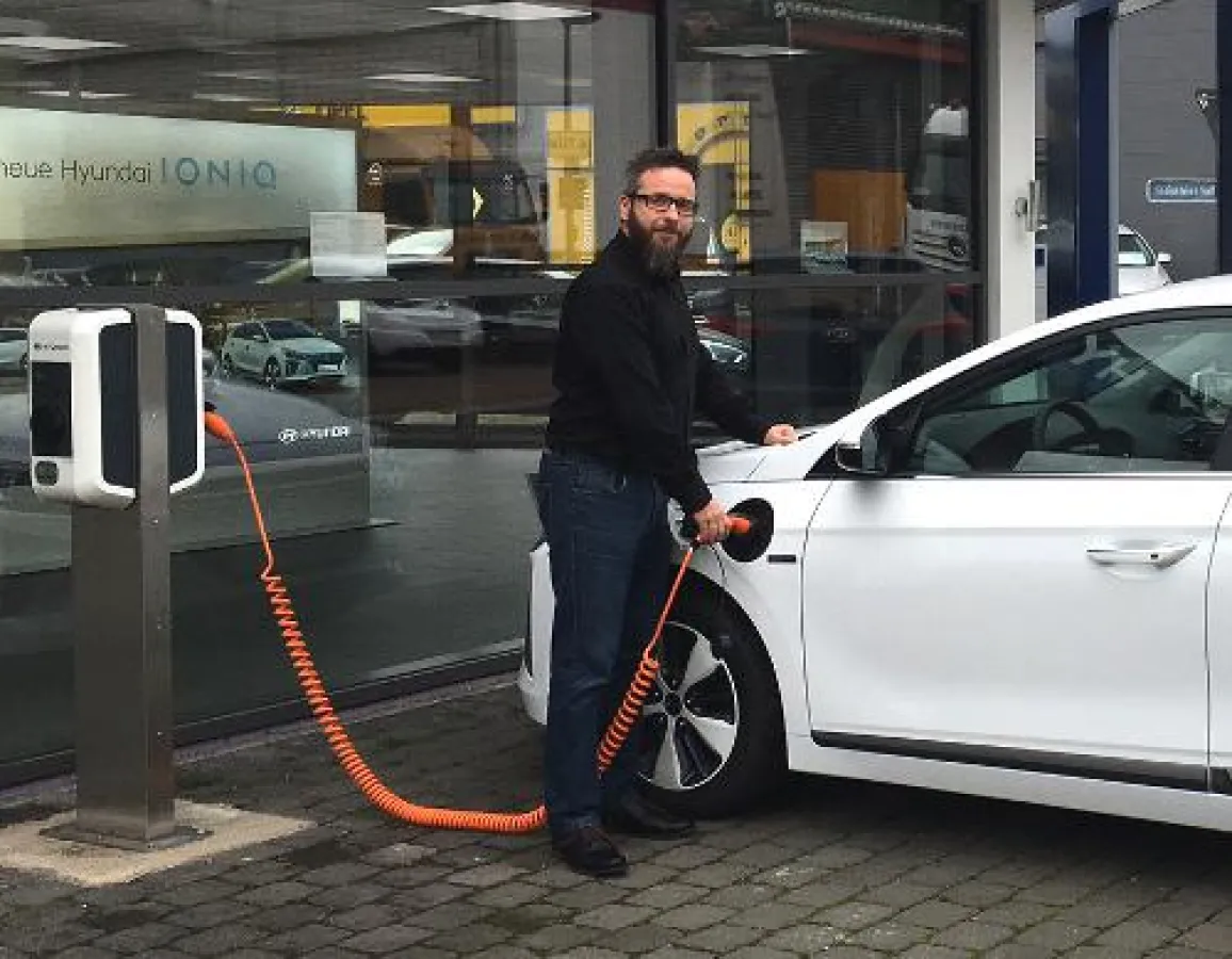 Verkaufsberater Nico Dietrich an der Ladestation. Quelle: Autohaus Heidenreich