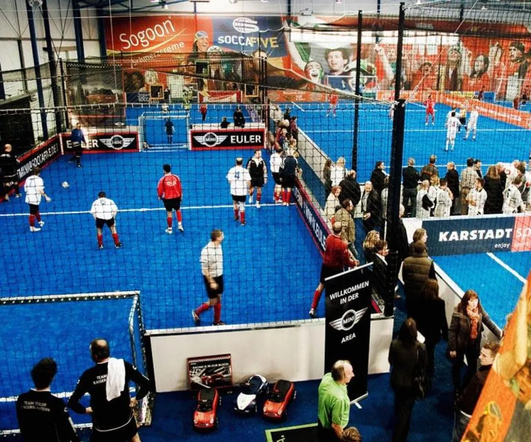 SoccaFive® Halle mit XXL-Banner