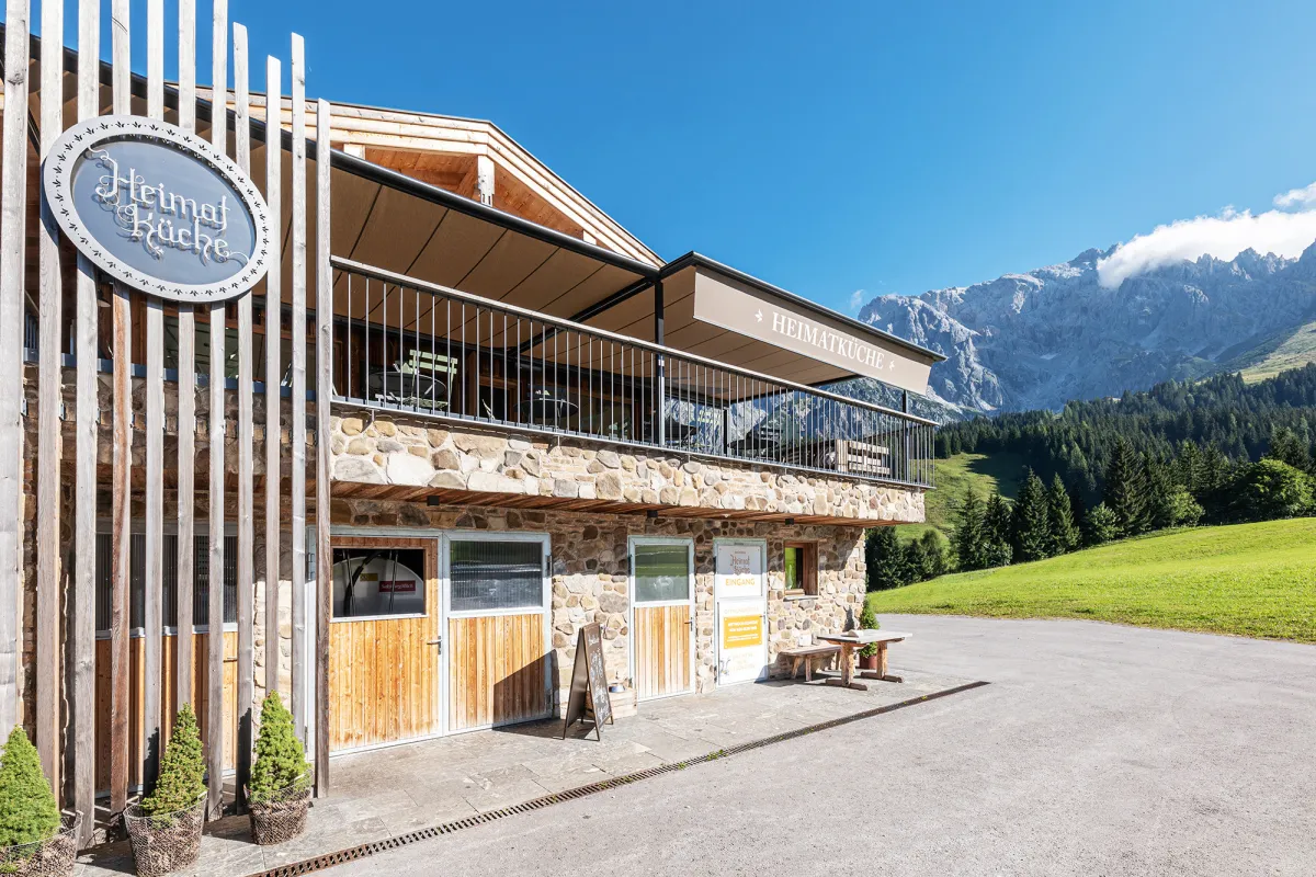 Das Café-Bistro „Heimatküche“ im österreichischen Dienten erhielt ein Markisensystem von markilux. (© markilux)