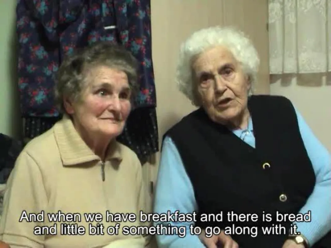 www.awo-documenta.de: Videostill von Erika B. und Gertrud S.