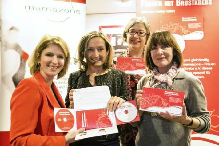 Heidelinde Weis und Susanne Holst präsentieren Hörbuch: „Mutmachmärchen für Frauen mit Brustkrebs“ Bild: Heidelinde Weis und Susanne Holst präsentieren Hörbuch: „Mutmachmärchen für Frauen mit Brustkrebs“