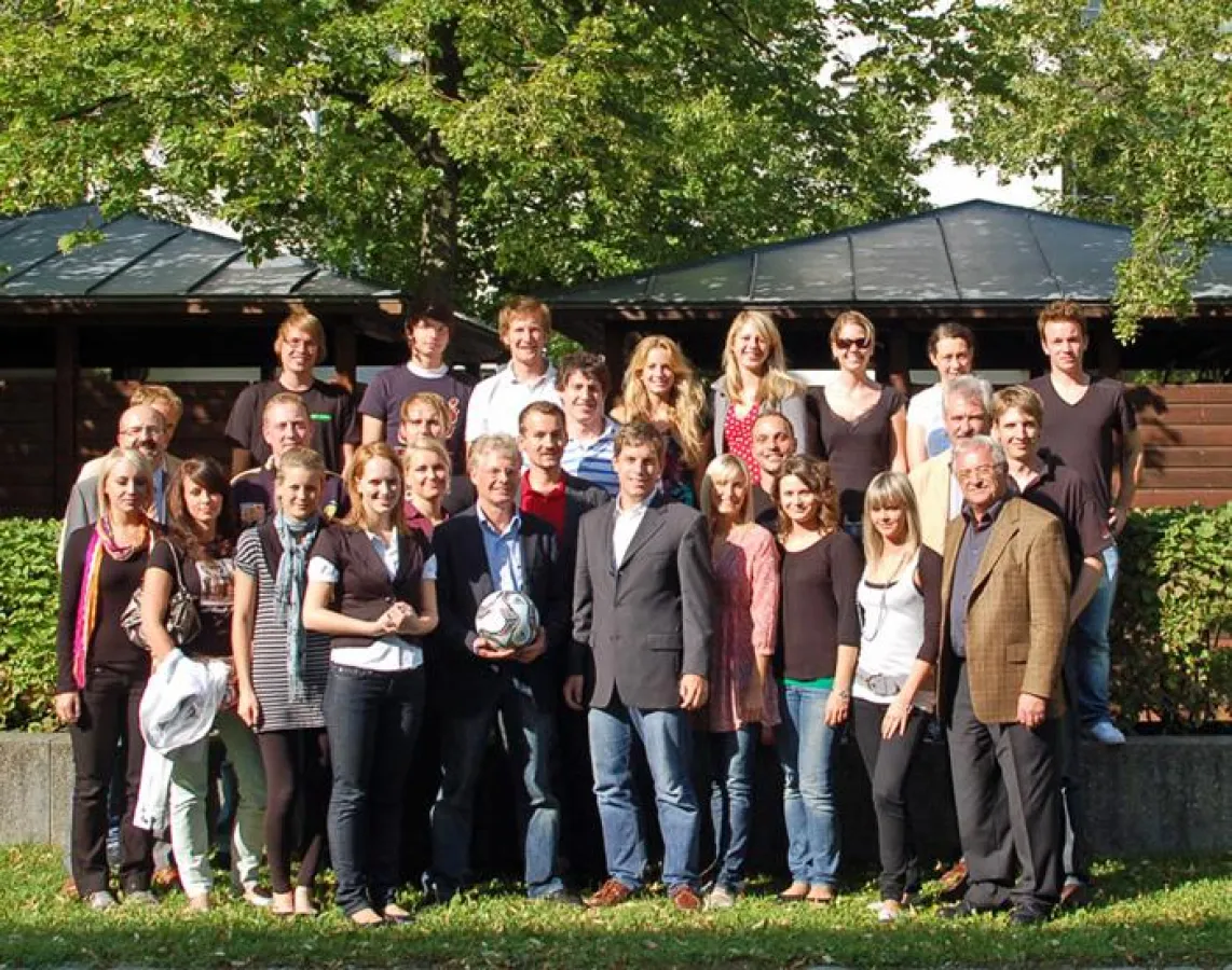 Personalchef Matthias Malessa mit aktuellem Confederations Cup-Fußball am Campus M21 in München
