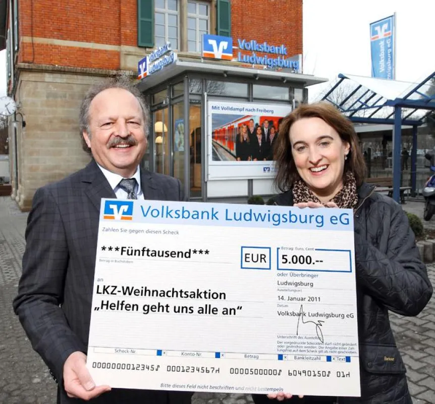 Vorstandsvorsitzender Karlheinz Unger übergab den Spendenscheck an LKZ-Chefredakteurin Ulrike Trampus.