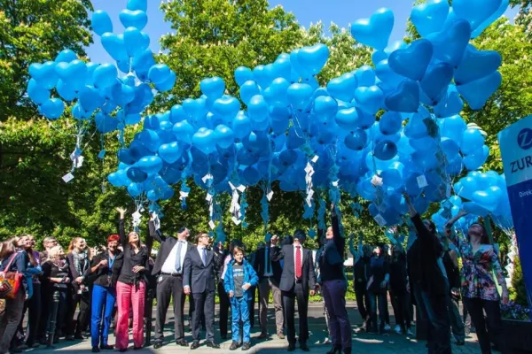 Bild: Blaue Herzen über den Dächern von Bonn - Zurich Versicherung lässt 500 Herzluftballons steigen