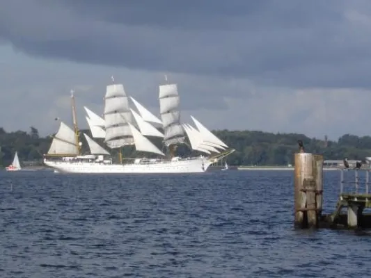 Bild: Segelschulschiff „Gorch Fock“ - Auslaufvideo zur Verabschiedung aus Kiel