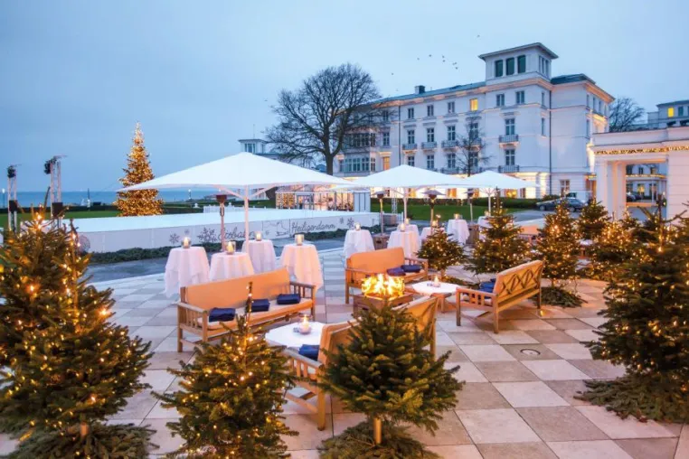 Ein Traum in Weiß - Das Grand Hotel Heiligendamm eröffnet feierlich seine Winter-Eisfläche Bild: Ein Traum in Weiß - Das Grand Hotel Heiligendamm eröffnet feierlich seine Winter-Eisfläche