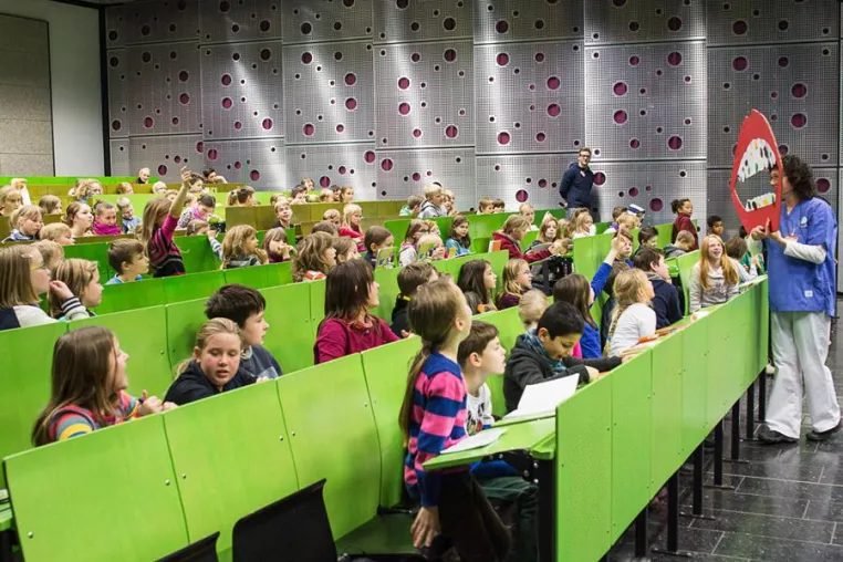Bild: Junior-Studenten bekamen hilfreiche Tipps zur täglichen Zahnpflege