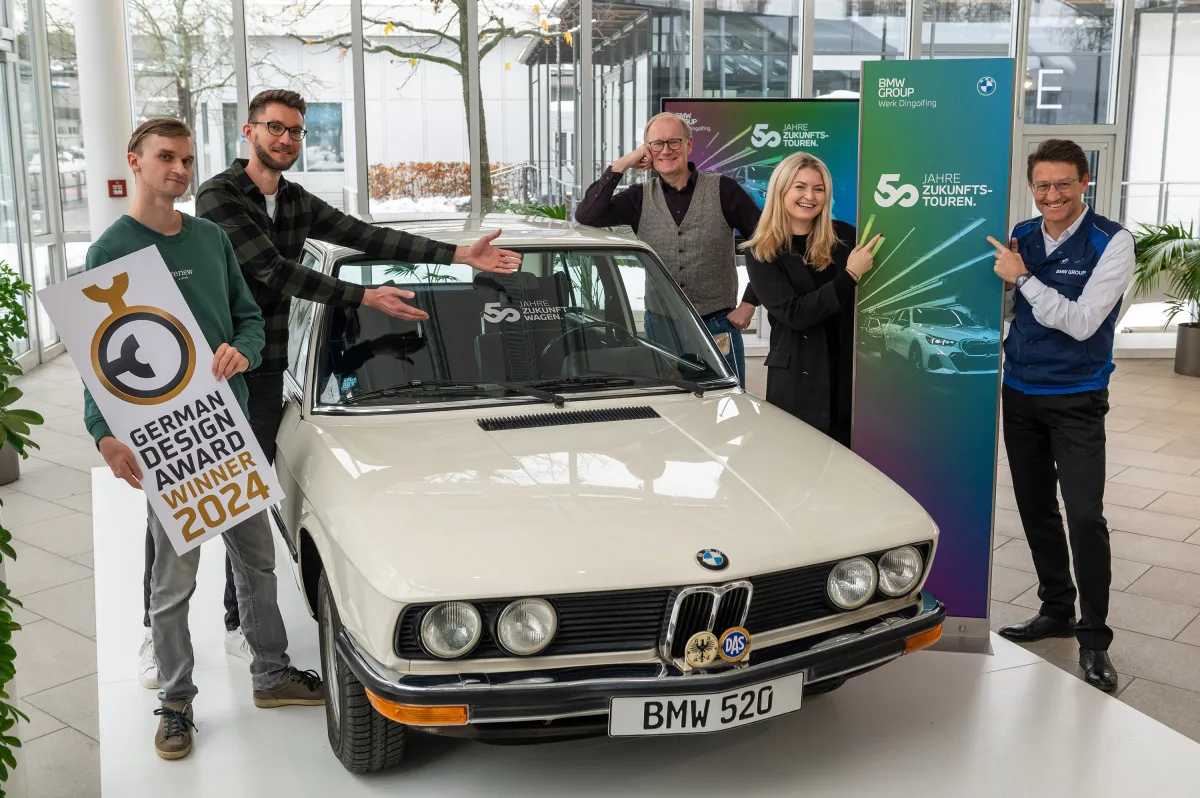 Das Team von Atelier und Friends freut sich mit BMW Group Vertretern über die Auszeichnung 