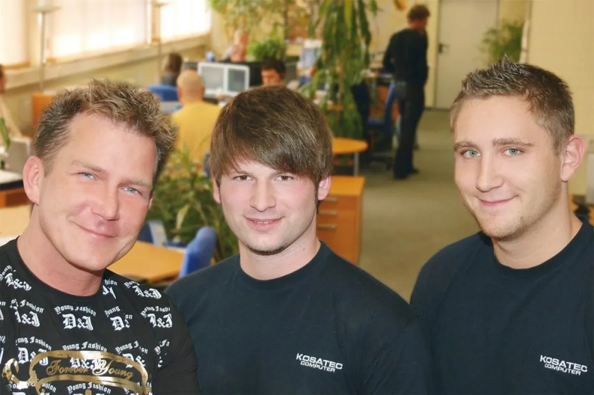 KOSATEC Computer Geschäftsführer Andreas Sander und seine zusätzlichen Auszubildenden