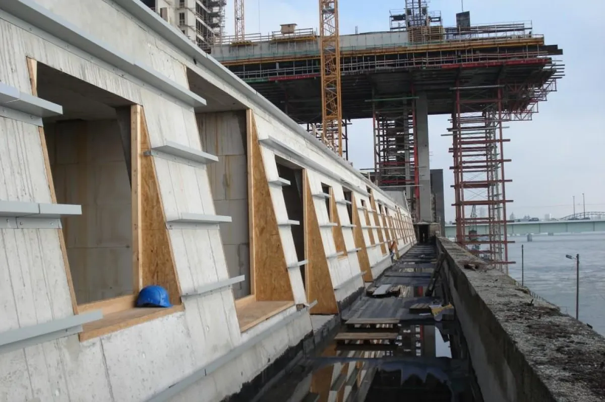 Maritime Perspektive in Köln: Einen exklusiven Ausblick auf den Rhein werden die Mieter der ehemaligen Zollhalle 12 ab Mai 2010 ? wie hier im 2. OG ? genießen können.  (Foto: Verfuß GmbH)