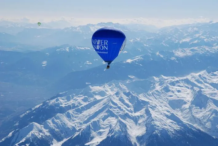 Bild: Alpenüberquerung im Heißluftballon