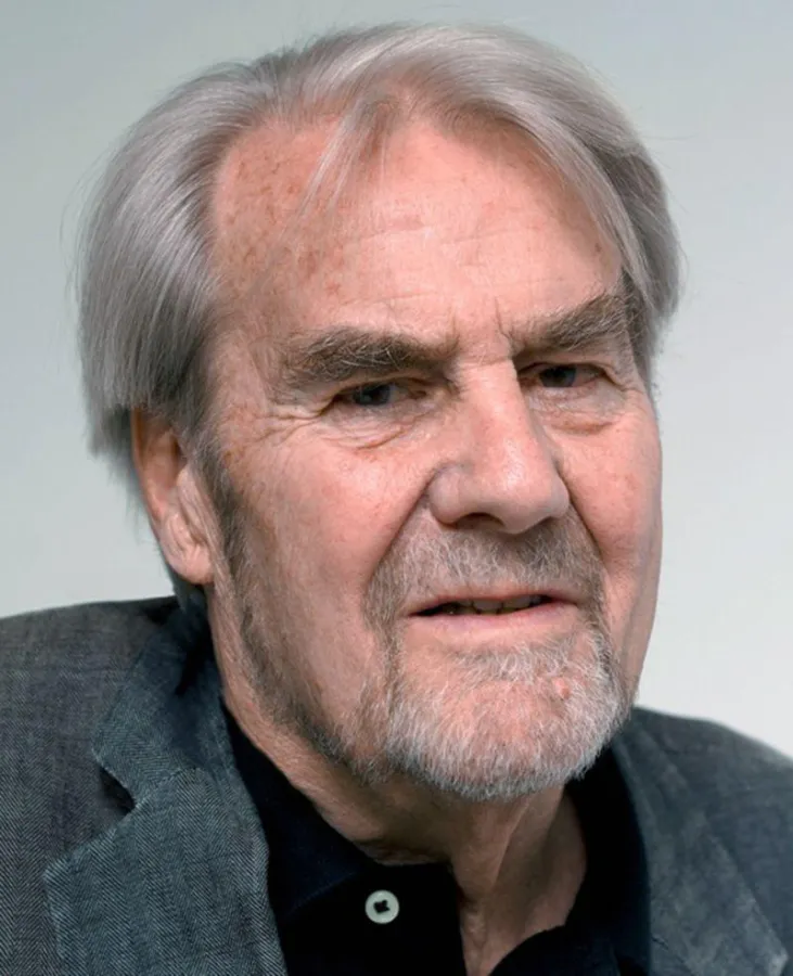 Gerd Ruge stellt sein Buch beim Hamelner Forum vor.