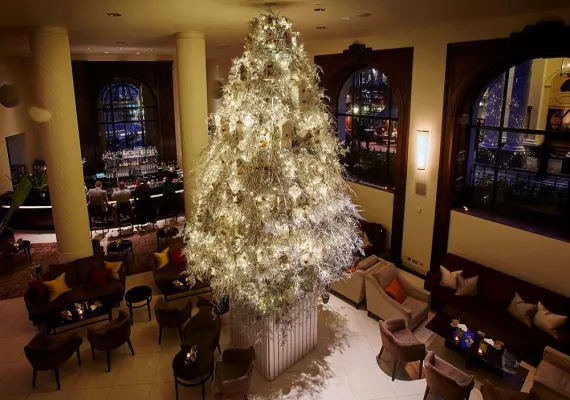 One Aldwych wird zum Winterwunderland: Ein wärmender Winter-Cocktail unter frostigem Weihnachtsbaum Bild: One Aldwych wird zum Winterwunderland: Ein wärmender Winter-Cocktail unter frostigem Weihnachtsbaum
