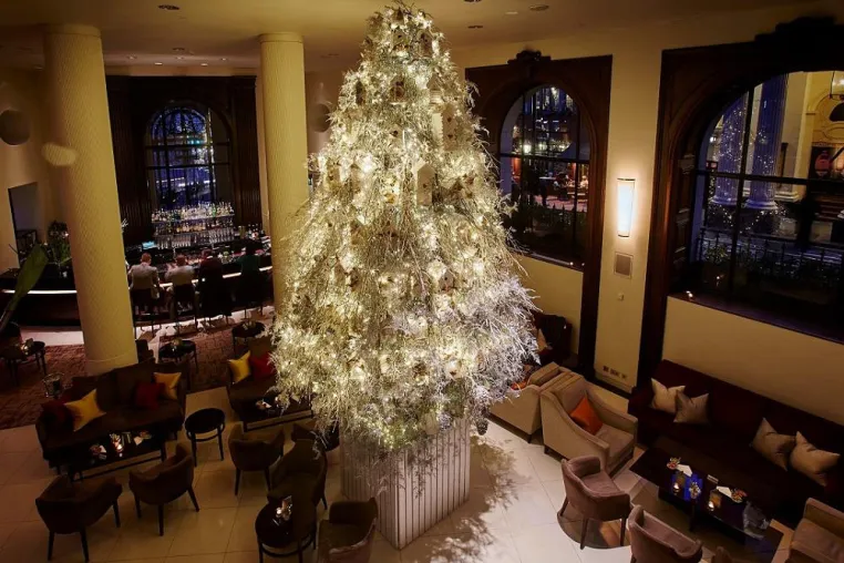 Bild: One Aldwych wird zum Winterwunderland: Ein wärmender Winter-Cocktail unter frostigem Weihnachtsbaum