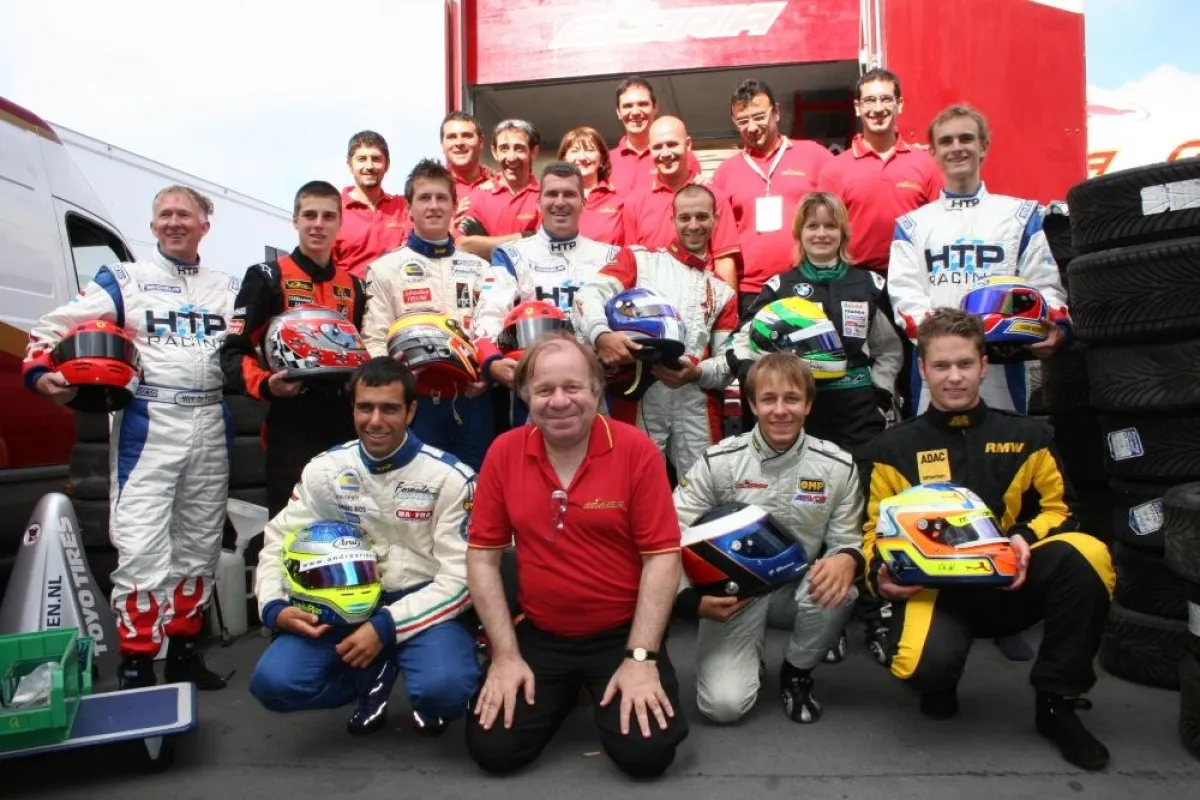 Das Formula Gloria Team - vorne in der Mitte Team Chef Enrico Glorioso