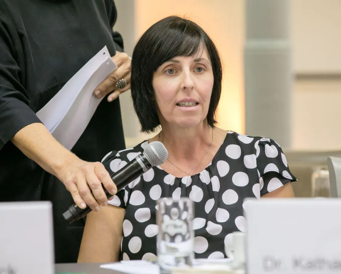 Dr. Katharina Glanz spricht zur Situation der RLS Betroffenen. Bildquelle: Georg Lopata - Axentis.