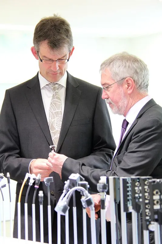 ESCHA Geschäftsführer Dipl.-Ing. Dietrich Turck (links) begrüßt Staatssekretär Dr. Günther Horzetzky