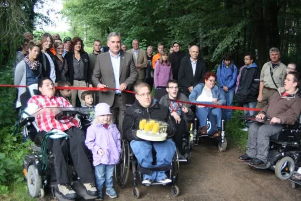 Bild: Wanderspaß ohne Hindernisse: Barrierearmer Wanderweg in Olsberg eröffnet