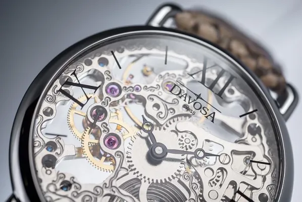 DAVOSA Salome - Skelettierte Schönheit mit tiefem Einblick Bild: DAVOSA Salome - Skelettierte Schönheit mit tiefem Einblick