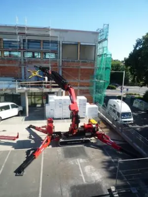 Endlich wieder Schule - Spezialmontagekran der Problemlöser für Verglasungsarbeiten an Fuldaer Schule Bild: Endlich wieder Schule - Spezialmontagekran der Problemlöser für Verglasungsarbeiten an Fuldaer Schule