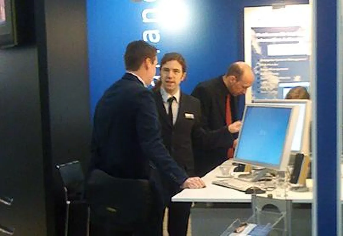 CeBIT Besucher informieren sich über die Dienstleistungen von Centigrade