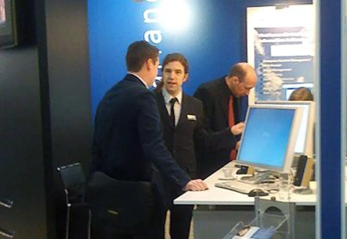 CeBIT Besucher informieren sich über die Dienstleistungen von Centigrade