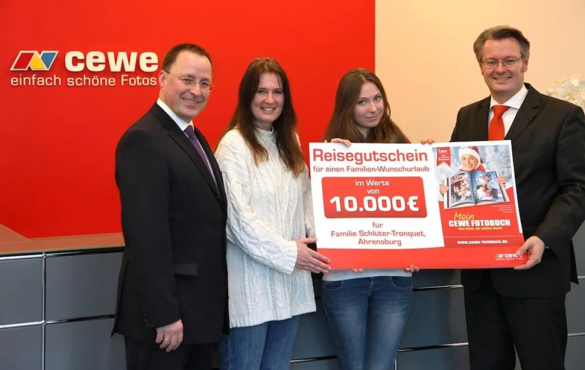 Übergabe des CEWE COLOR Reisegutscheins für einen Familien-Wunschurlaub in Oldenburg