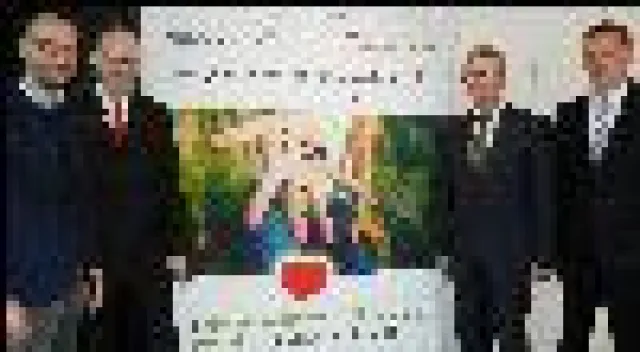 Bild: Die Kreissparkasse Esslingen-Nürtingen und betterplace.org schenken dem Landkreis Esslingen ein Spendenportal