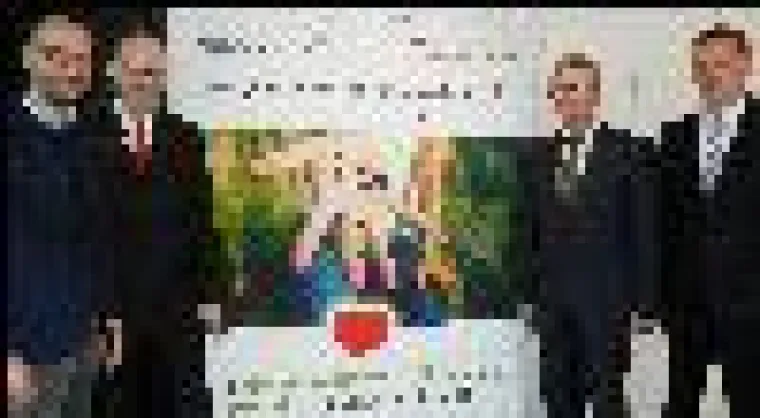 Bild: Die Kreissparkasse Esslingen-Nürtingen und betterplace.org schenken dem Landkreis Esslingen ein Spendenportal