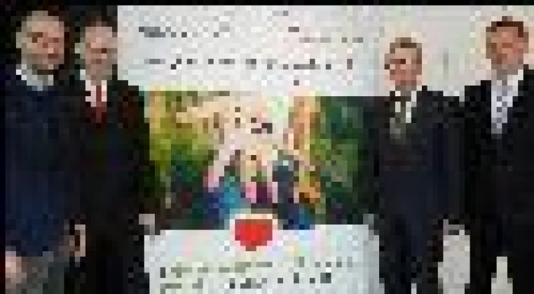 Bild: Die Kreissparkasse Esslingen-Nürtingen und betterplace.org schenken dem Landkreis Esslingen ein Spendenportal