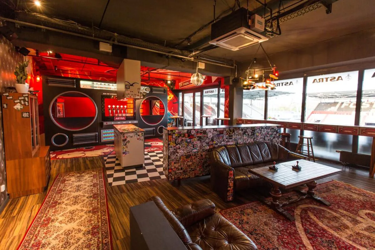 Die neue Astra Loge bringt WG-Atmosphäre ins Millerntor-Stadion