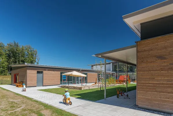 Kita in Hufeisenform und ModuLine® - Schulgebäude zur Langzeitmiete – Neue Projekte von KLEUSBERG Bild: Kita in Hufeisenform und ModuLine® - Schulgebäude zur Langzeitmiete – Neue Projekte von KLEUSBERG