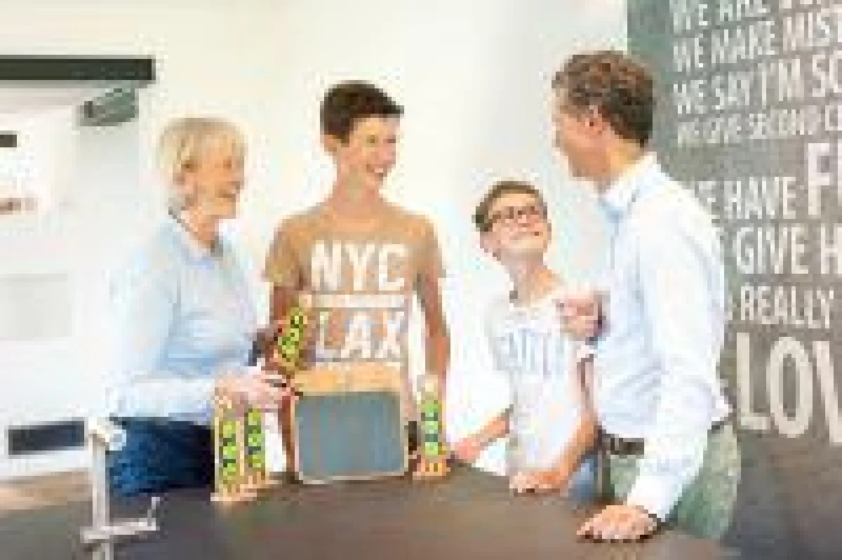 Stolz präsentieren sich die Familienmitglieder am easyfaM® Taskboard, was sie im Team diese Woche alles erledigt haben.