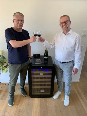 Glücklicher Gewinner eines SWISSCAVE Weinklimaschrankes Bild: Glücklicher Gewinner eines SWISSCAVE Weinklimaschrankes