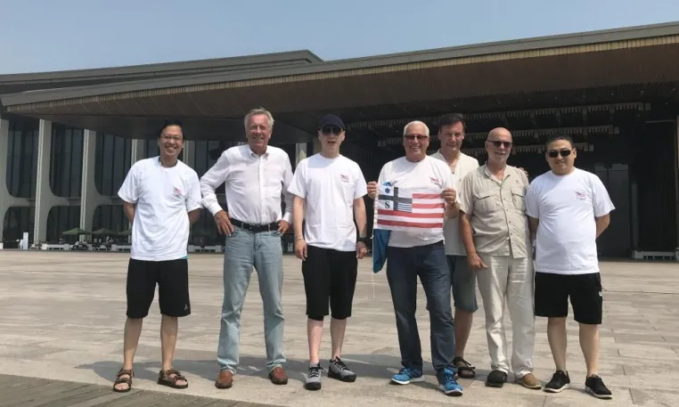 Qingdao: Fan Club der Ruder Union Arkona von Berlin im Olympiahafen Bild: Qingdao: Fan Club der Ruder Union Arkona von Berlin im Olympiahafen