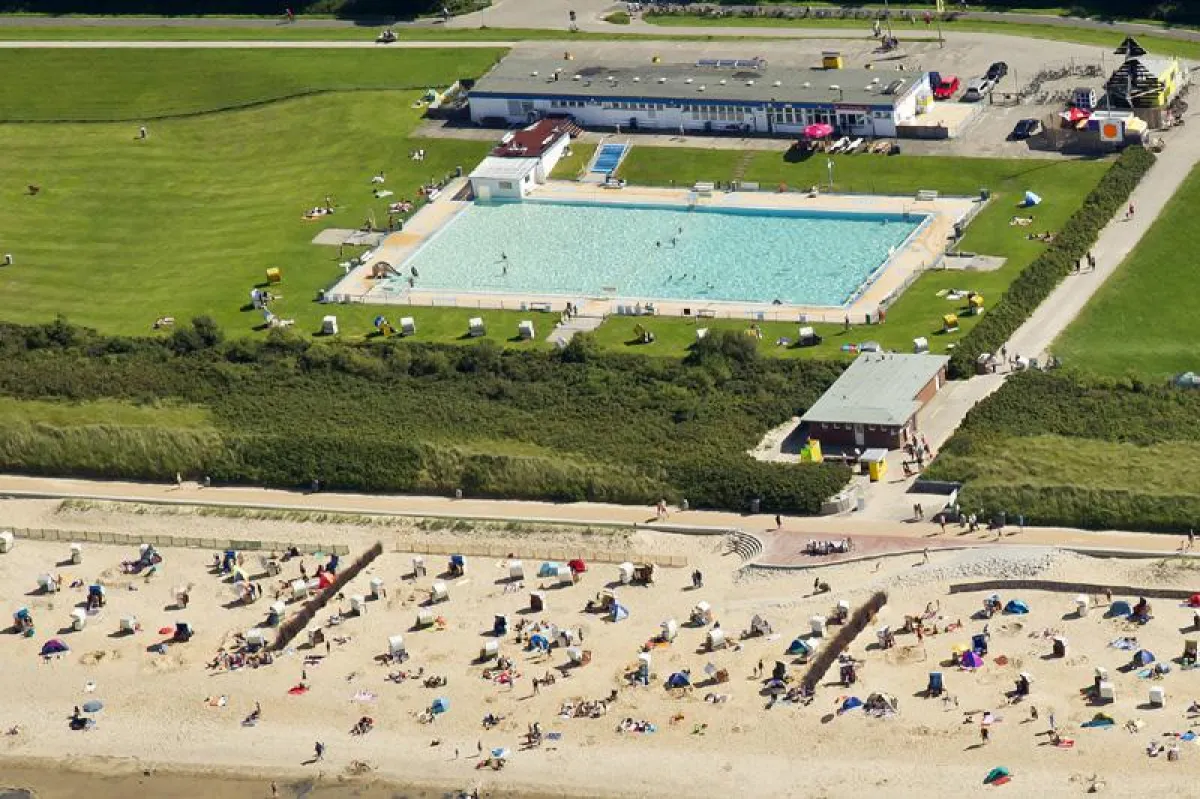 Baden im beheizten Becken zwischen Deich und Nordseestrand (Foto: Nordseeheilbad Cuxhaven GmbH)