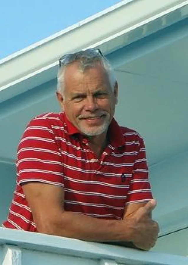 Der Künstler Horst W. Müller malt Tastbilder für Blinde und Sehende