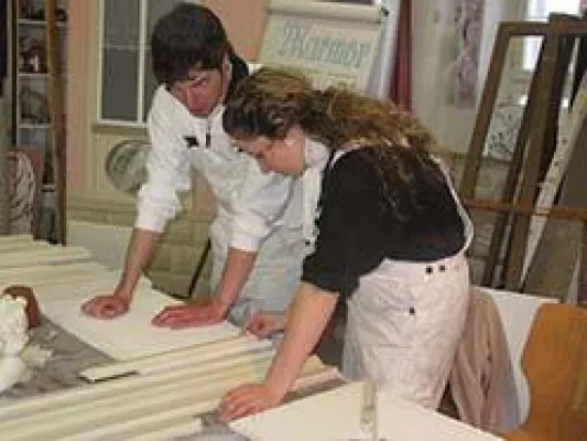 Bild: Restaurator/in im Maler- und Lackiererhandwerk und Maler/in für Instandsetzungsarbeiten in der Denkmalpflege