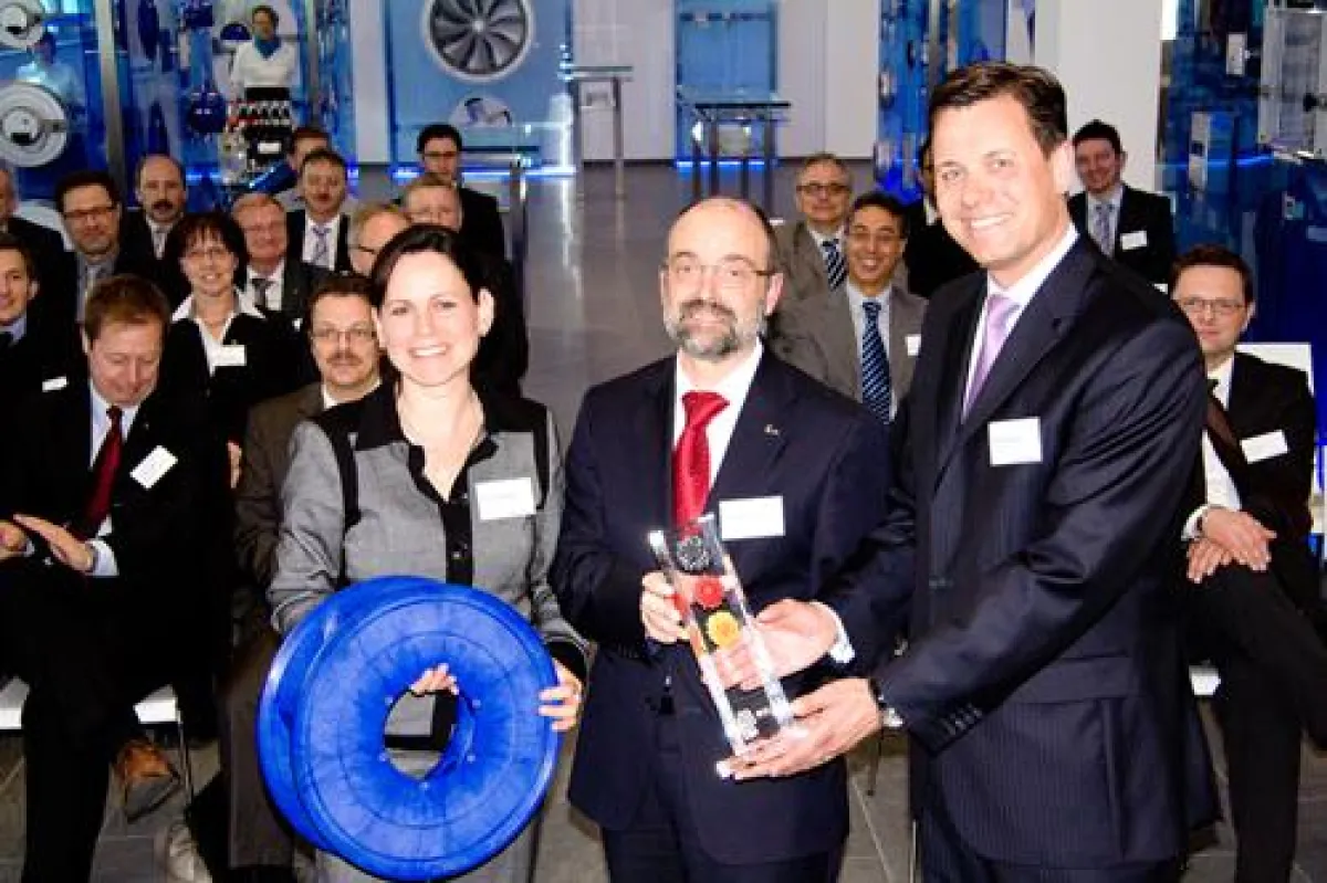 Preisverleihung: Laudator Axel Hepelmann (re.),  Vorstand Norbert Schuster und Christine Montigel.