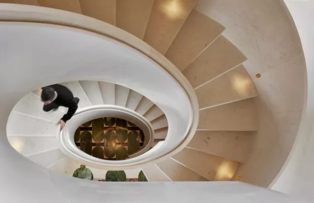 Bild: Eine Treppe im Zentrum einer Villa in Saint-Tropez - gelungene Inszenierung einer überraschenden Formensprache