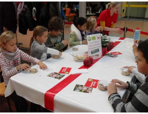 Bild: Maulbeeren statt Schokolade für die Kinder der Heinrich-Grupe-Schule und der Schule am Tannenberg
