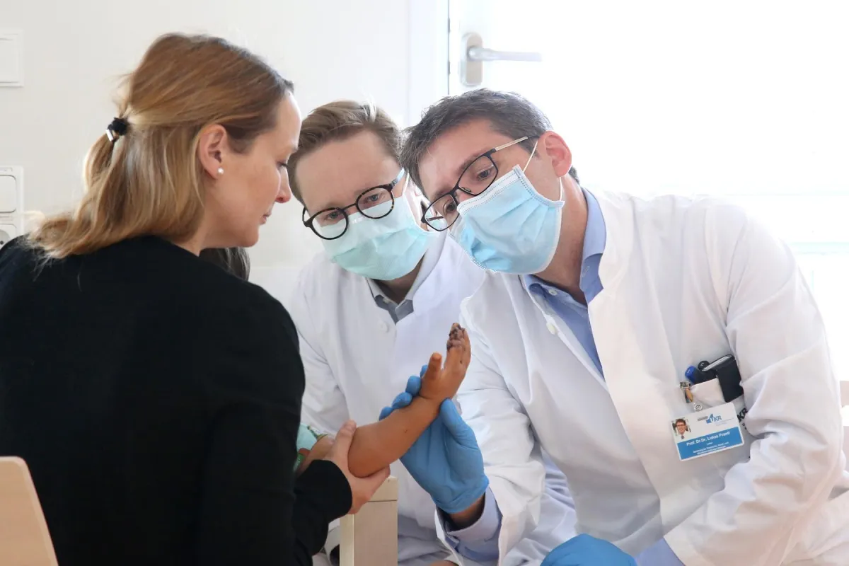 Professor Dr. Dr. Lukas Prantl (re.) und PD Dr. Sebastian Geis begutachten den Heilungsverlauf. ©UKR