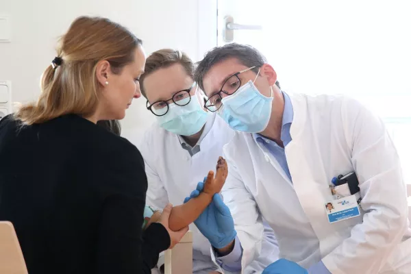 Bild: UKR-Spezialisten replantieren Finger eines Dreijährigen nach einem Rasenmäher-Unfall