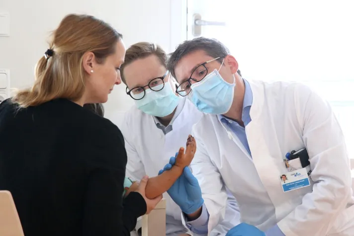 Bild: UKR-Spezialisten replantieren Finger eines Dreijährigen nach einem Rasenmäher-Unfall