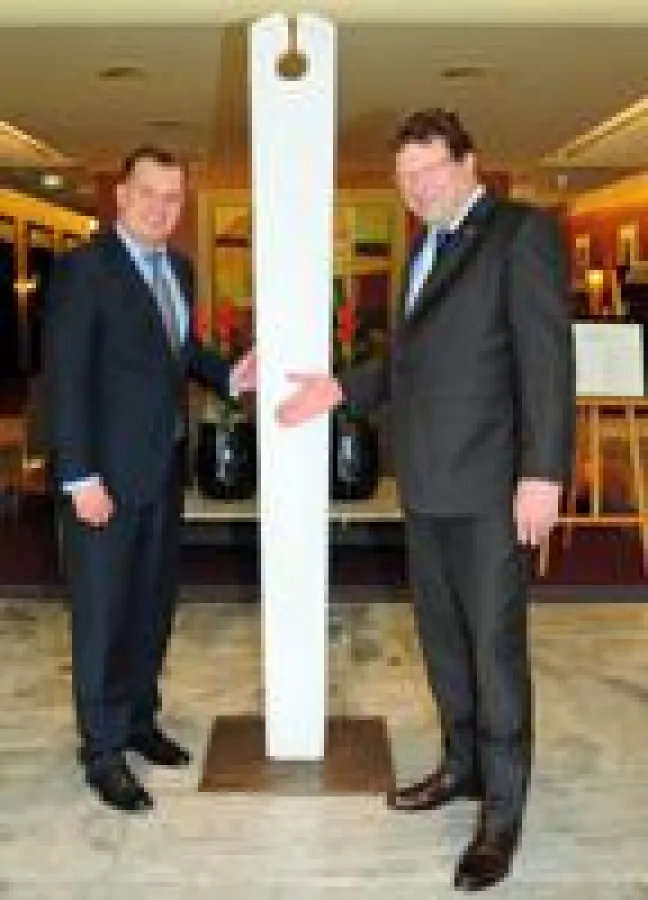 Torsten Stiegler (l.), Direktor Mondial am Dom Cologne, und Jost Thöne von der Stradivari-Lounge