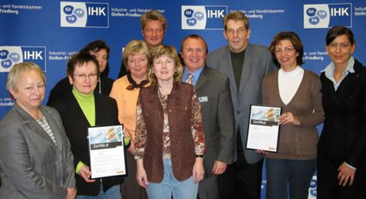 Übergabe der Poststellen-Zertifikate (v.l.n.r.): Ilona Soffel, Heike Krause, Hannelore Wagner, Brunhilde Wolf, Frank Mendrzyk, Ingrid Wolf-Hof, Robert Malzacher, Winfried Schneider, Ingeborg Steyh, Vi