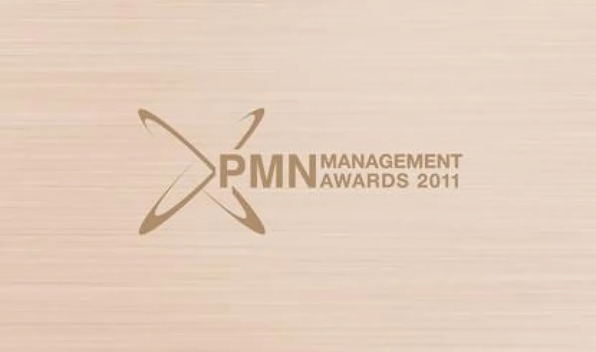 Logo-Type PMN Award 2011 auf gebürstetem Metallfont.