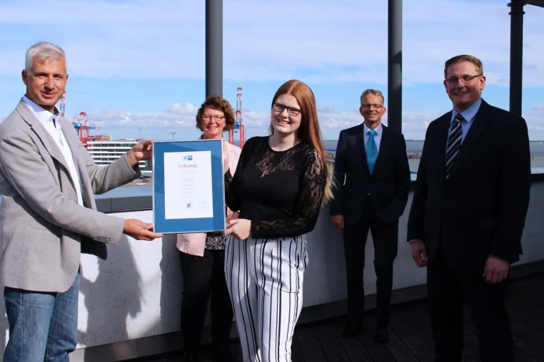 Zweimal „sehr gut“ für Azubis von Niedersachsen Ports Bild: Zweimal „sehr gut“ für Azubis von Niedersachsen Ports