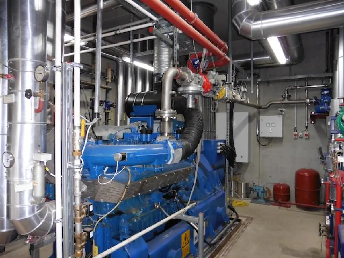 Biogas-BHKW in Raumaufstellung