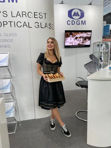 Nürnbergs Messehostessen: Eine Schnittstelle zwischen Kunden und Unternehmen Bild: Nürnbergs Messehostessen: Eine Schnittstelle zwischen Kunden und Unternehmen
